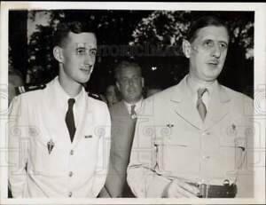 1945 Zdjęcie prasowe gen. de Gaulle i syn Phillipe uczestniczą w imprezie w Waszyngtonie