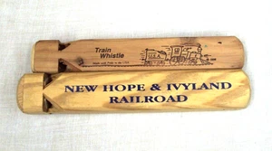Lote para niños/2 juguetes hechos en EE. UU. NEW HOPE & IVYLAND RAILROAD silbatos de tren de madera - Imagen 1 de 7