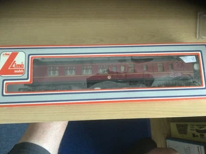 LIMA 305332 BR MK1 M25290 BSK in BR maroon- OO gauge - Picture 1 of 2