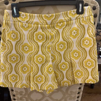 Pantalones cortos para mujer Trina Turk plisados delanteros talla 0. Blanco, amarillo con onda floral Foto 1 de 4