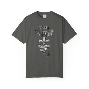 OZZY Bat Memorial T-Shirt, Memorial Blk Sabbath, Ozzy Fan Shirt, Unisex - Foto 1 di 33