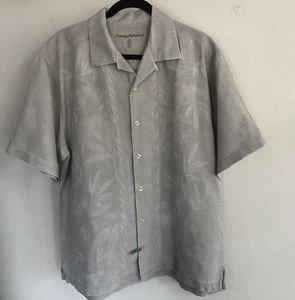 Camisa Hawaiana TOMMY BAHAMA 100% Seda Talla L Botón Taupe Tropical Hojas de Palma - Imagen 1 de 21