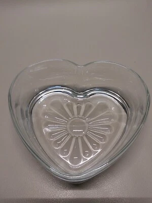 Tigela de doces de vidro transparente em forma de coração   - Imagem 1 de 4