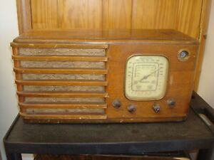Vintage Westinghouse Model WR226 Wood Cabinet Vacuum Tube Radio