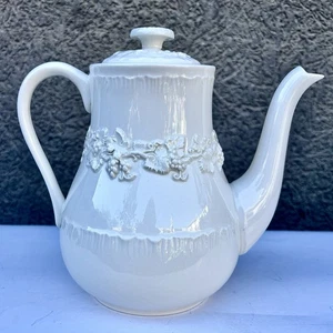 Wedgwood geprägte Queen's Ware Creme auf Creme Kaffeekanne - Muschelrand - Bild 1 von 9