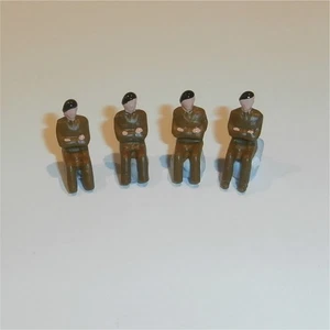 Dinky Toys 600 Series Army Painted Passenger Private Group of 4 - Bild 1 von 4