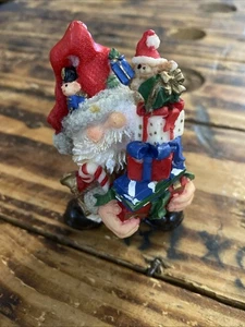 "Estatuilla de Papá Noel de resina de colección International Santa's Collection United Design Co 4""" - Imagen 1 de 11