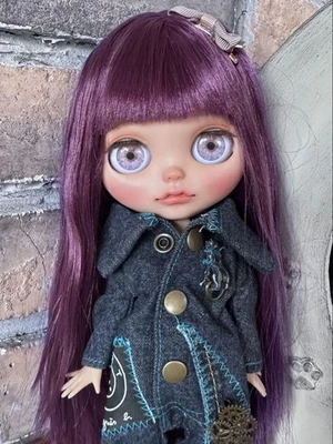 Bambola ghiacciata personalizzata: pelle abbronzata, capelli viola lisci, chi... - Immagine 1 di 4