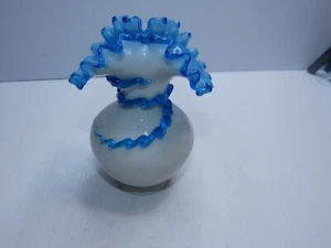 Kunstglas Vase mit gekräuseltem Rand weiß mit blauem Außenrand und blauem Überfang Wirbel - Bild 1 von 8