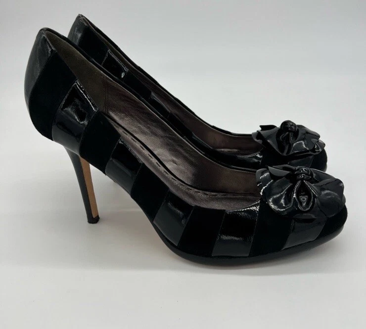 Zapatos de salón Coach Trinitie negros gamuza 8 puntera roseta charol aguja Foto 1 de 4