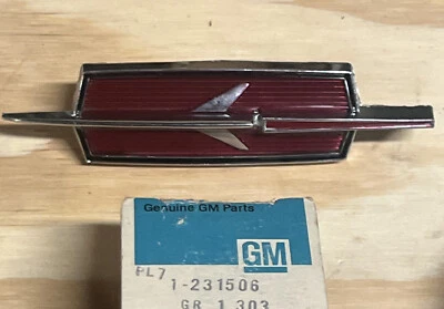 Oldsmobile Cutlass Supreme Header Emblema 1973 Nuevo de Lote Antiguo ¡RARO! Gm 231506 SOLO UN AÑO Foto 1 de 4