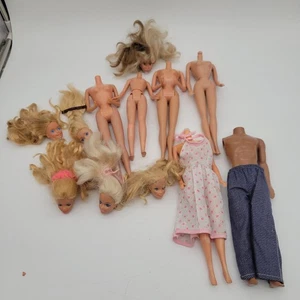 Lote de piezas de muñeca Barbie vintage Mattel años 60-2000 cuerpos cabezas ropa accesorios - Imagen 1 de 6