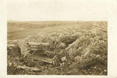 Puerto. Foto: KAPUT! Vista alemana de pistola de artillería KO'd sentada en el campo al frente Foto 1 de 2
