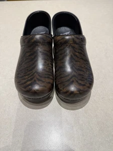 Dansko 42 Damen Clogs Professional Brush Off Zebra - Bild 1 von 6