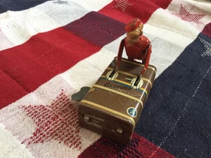 Litografía de hojalata Gescha Express vintage cuerda Bellhop Alemania - Imagen 1 de 4