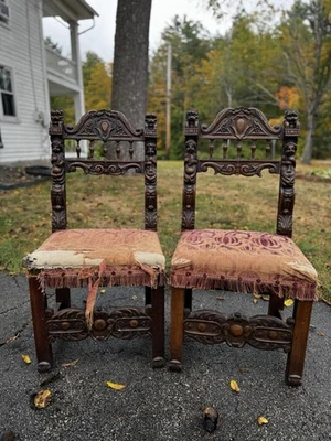 Par de sillas antiguas de roble tallado con leones y querubines - Halloween gótico Foto 1 de 4
