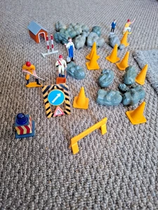 Playmobil workman traffic cones roadwork Workers, Rocks, Sign, Mixed LOT - Picture 1 of 8