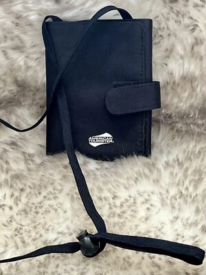 American Tourister 黑色旅行钱包 ~ 5 1/2 x 4 英寸关闭时 — 第 1/4 张图片