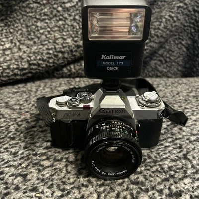 Canon AV-1 SLR: Lente Canon FD 50 mm 1:1,8: Flash rápido Kalimar modelo 173 Foto 1 de 4