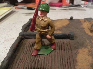dimestore toy soldiers Eccles Manoil 522 Marching - Imagen 1 de 1