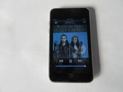 Apple iPod Touch 3rd Generation silver 32GB With (4665 Songs MC008LL) - Image 1 of 4