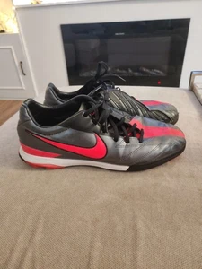Nike T90 FG dunkelgrau/rot 472560-060 Fußballschuhe Stollen UK Größe 10 Herren  - Bild 1 von 11