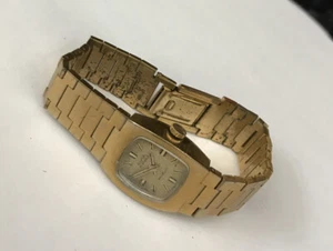 Vintage Ladies Swiss Gold Tone Avia Cushion Face Watch Bracelet 17 Jewels - H - Picture 1 of 8