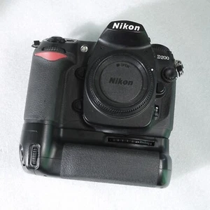 Nikon D200 10.2MP DSLR Digital Camera Body MB-D200 SC 27532 MH-18a EN-EL3a - Picture 1 of 7