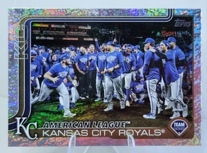 Tarjeta del equipo de los Reales de Kansas City 2025 Topps Serie 2 Sandglitter Foil Card #519 MLB - Imagen 1 de 6
