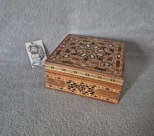 Syrische Intarsiendose verschiedene Holzmosaik und Perlmutt - Bild 1 von 24