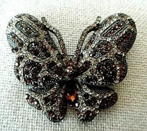 SILVER METAL BUTTERFLY PIN ENCRUSTED WITH ROOT BEER COLOR AND CLEAR RHINESTONES - Picture 1 of 2