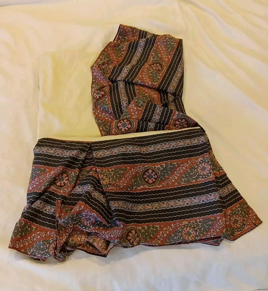 Volantes antipolvo Croscill "Cinnamon", Queen, 57"x 80" con gota de 14", borgoña/negro usado en excelente estado Foto 1 de 4