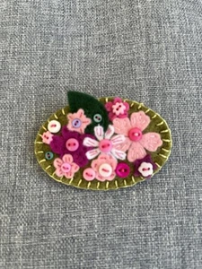 Handmade Felt Oval Flower Brooch - Picture 1 of 2