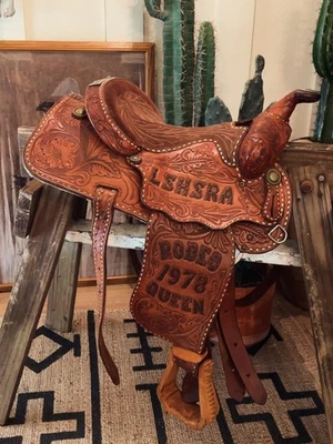 Selim Courts Saddlery 1978 RODEO QUEEN 15" Western Trophy MOSTRAR ESTADO PERFEITO - Imagem 1 de 4
