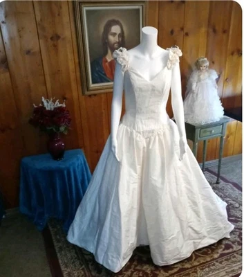 Stunning Alfred Angelo Wedding Dress Size 12 Outside Fabric 100% Satin! - Image 1 of 4