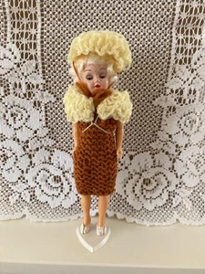 7 1/2" Puppe - braunes Strickkleid & Mütze. Kopf & Arme bewegen, Augen öffnen & schließen - Bild 1 von 6
