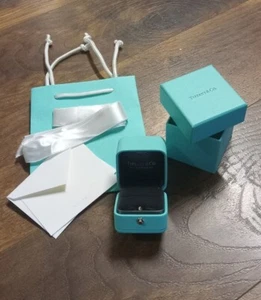 TIFFANY & CO PRESENTAZIONE ANELLO DI FIDANZAMENTO COFANETTO SET CON EXTRA - Foto 1 di 4