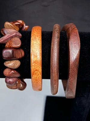 Múltiples brazaletes de madera y pulsera elástica - Muy buen estado Foto 1 de 4