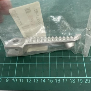 5JJ-27451-00 Genuine Yamaha Left LH Foot Rest Peg R1 2009-2011 NOS - Picture 1 of 8