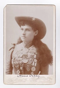 Annie Oakley “Signed” Cabinet Photograph (C. 1890 Stacy Ivory Finish) - Picture 1 of 2