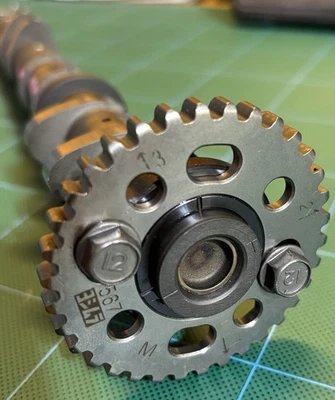 Árbol de levas de admisión Suzuki GSXR1000 2007 stock con piñón ajustable Yoshimura Foto 1 de 2