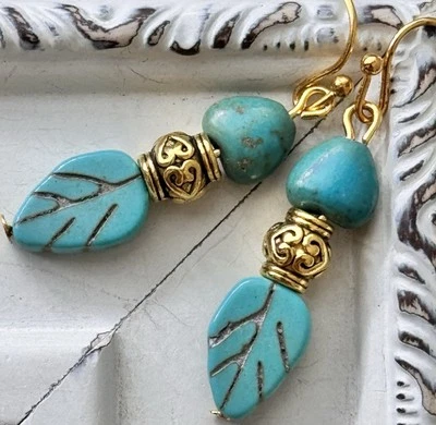 Howlita grabadas doradas y azules. Disponible en bronce o plata bajo pedido Foto 1 de 3