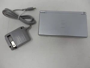 Nintendo DS Lite Metallic Silber USG-001 mit Stylus & Ladegerät getestet funktioniert - Bild 1 von 7