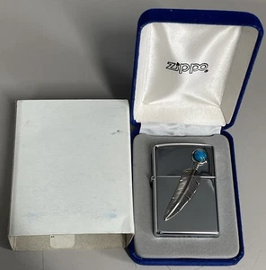 ZIPPO 2002 ACCENDINO INDIANO PIUMA TURCHESE EMBLEMA CROMATO NON ACCESO IN SCATOLA K687 - Foto 1 di 8