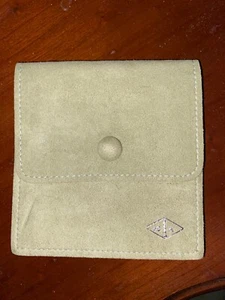 New Van Cleef & Arpels Medium Travel Size Jewelry Pouch abt 10cm x 10cm x 2.9cm - Picture 1 of 3