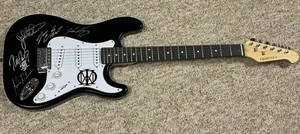 GUITARRA ELÉCTRICA DREAM THEATER AUTOGRAFIADA FIRMADA NEGRA TAMAÑO COMPLETO CERTIFICADO DE AUTENTICIDAD JSA ZZ10957 - Imagen 1 de 4