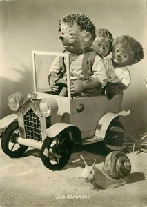 Cartolina RPPC 1957 Veniamo Stiamo arrivando! Auto Famiglia Mecki il Riccio - Foto 1 di 2