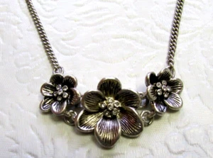 NUEVO COLLAR ESLABÓN CADENA COLGANTE RACIMO 3 FLORES MARCA FÓSIL CON DIJES POR BROCHE - Imagen 1 de 4