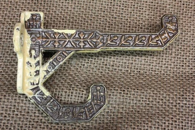 Antiguo gancho para abrigo bata de baño escuela casa granja armario Windsor vintage hierro rústico  Foto 1 de 4