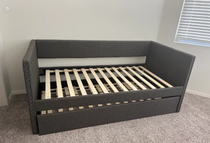 Bonito sofá cama doble con colchón gran forma nunca se ha usado.  Foto 1 de 1